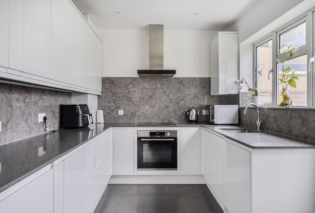 Property photo 3 of 18 Kitchen