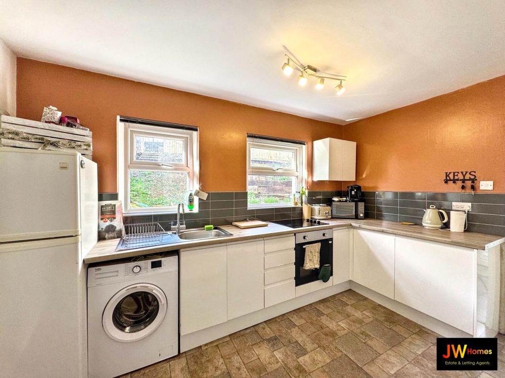 Property photo 3 of 14 Kitchen 2 (8)