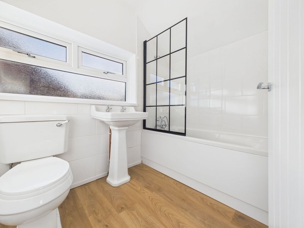 Property photo 3 of 9 Bathroom