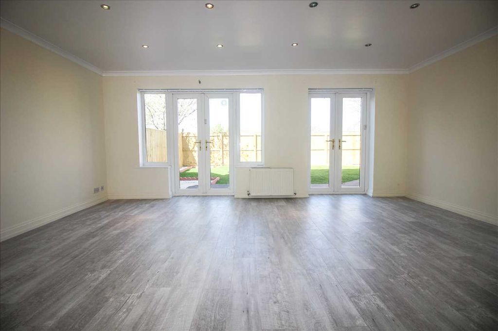 Property photo 3 of 12 Lounge