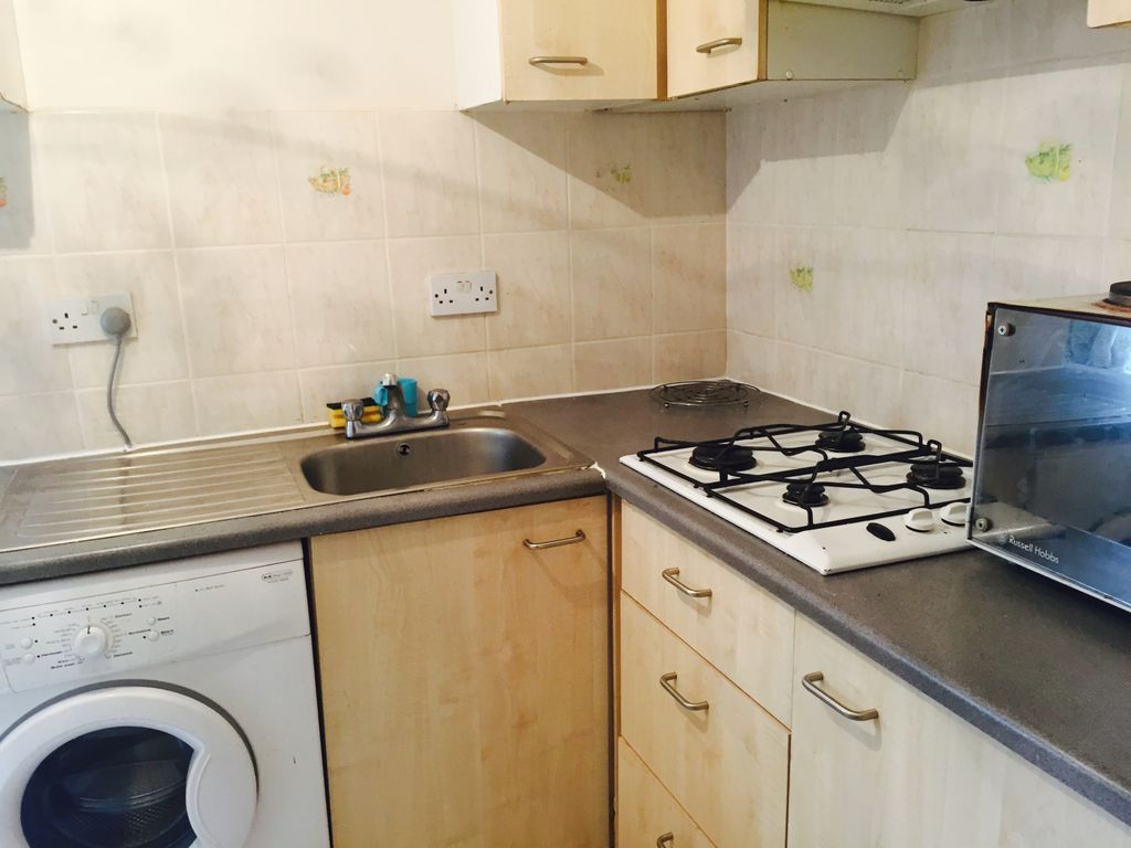 Property photo 1 of 9 Two Bedrooms Ground Floor Flat Off Romford Road- 1800 Pcm