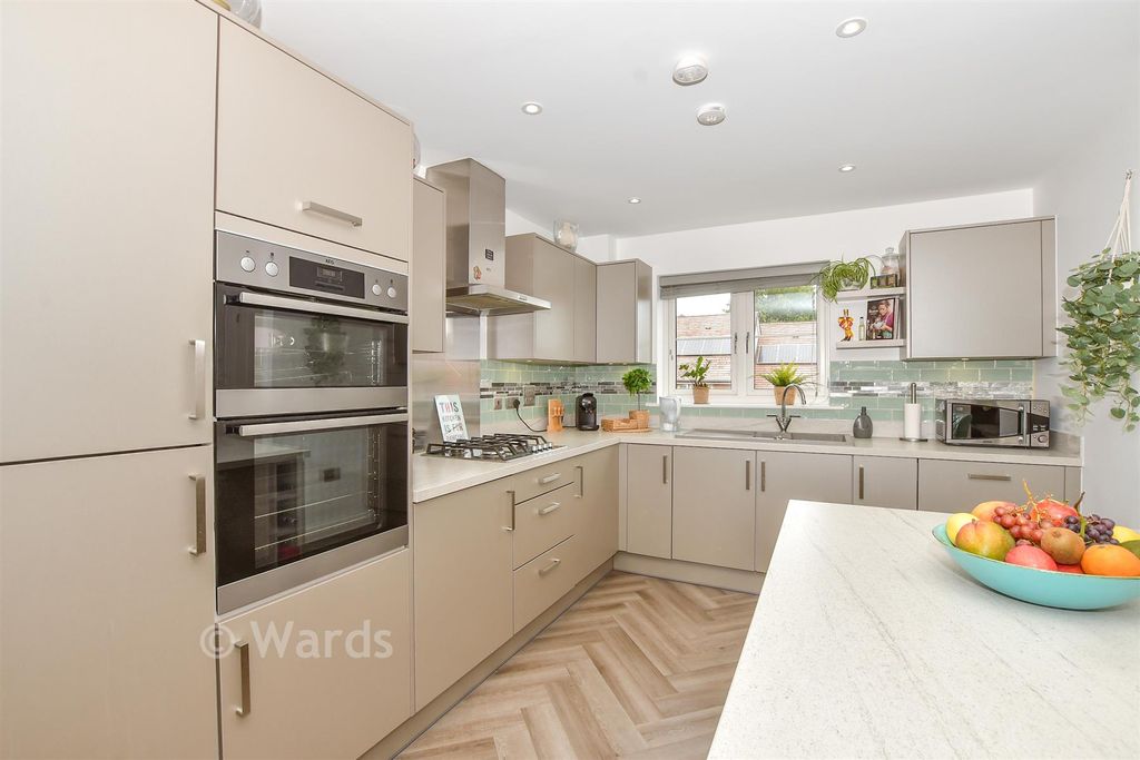 Property photo 1 of 9 Kitchen