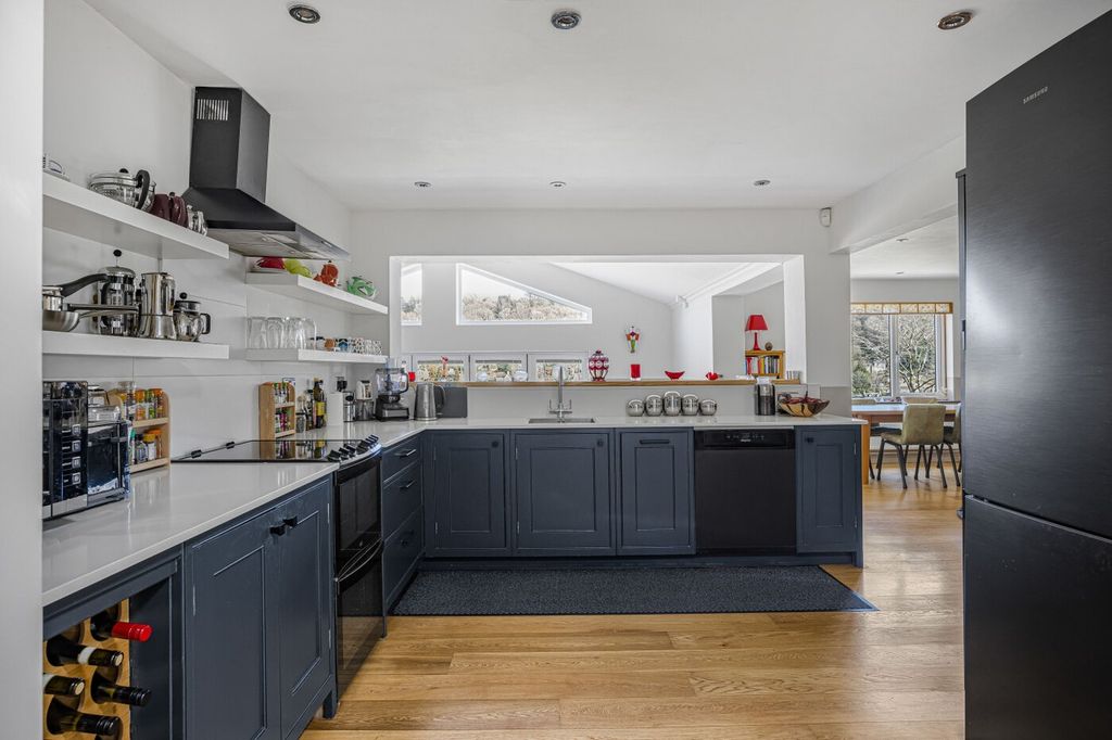 Property photo 2 of 28