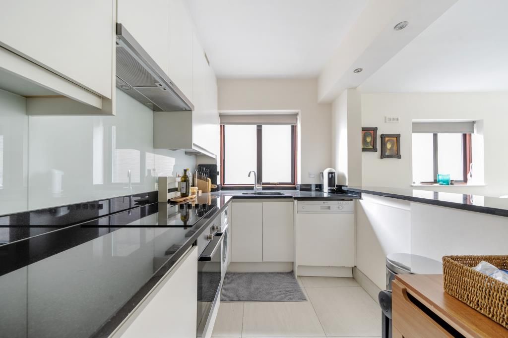 Property photo 3 of 11 Kitchen