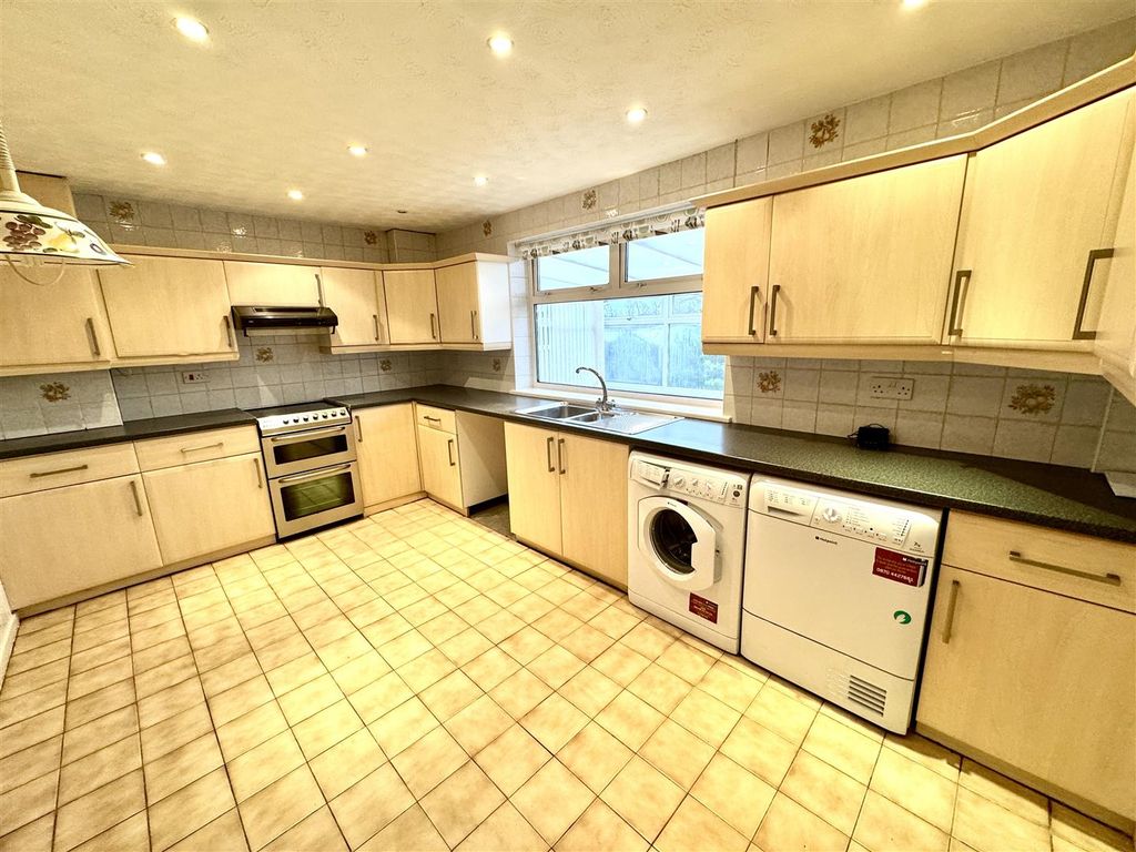 Property photo 3 of 13 Kitchen/Dining Room