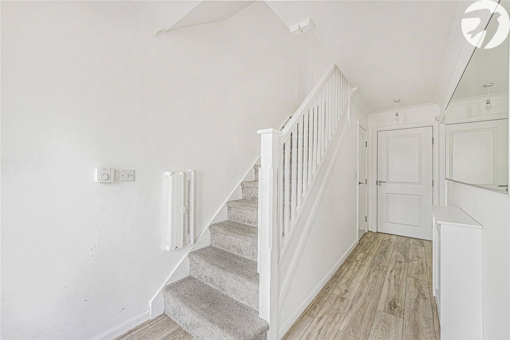 Property photo 2 of 33 Entrance Hall