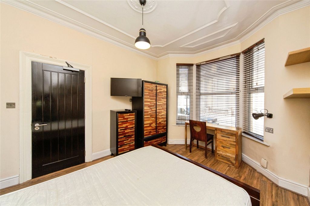 Property photo 3 of 40 Picture No. 11
