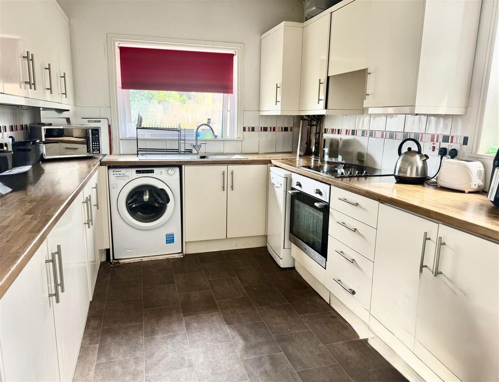 Property photo 3 of 7 Kitchen.Jpg