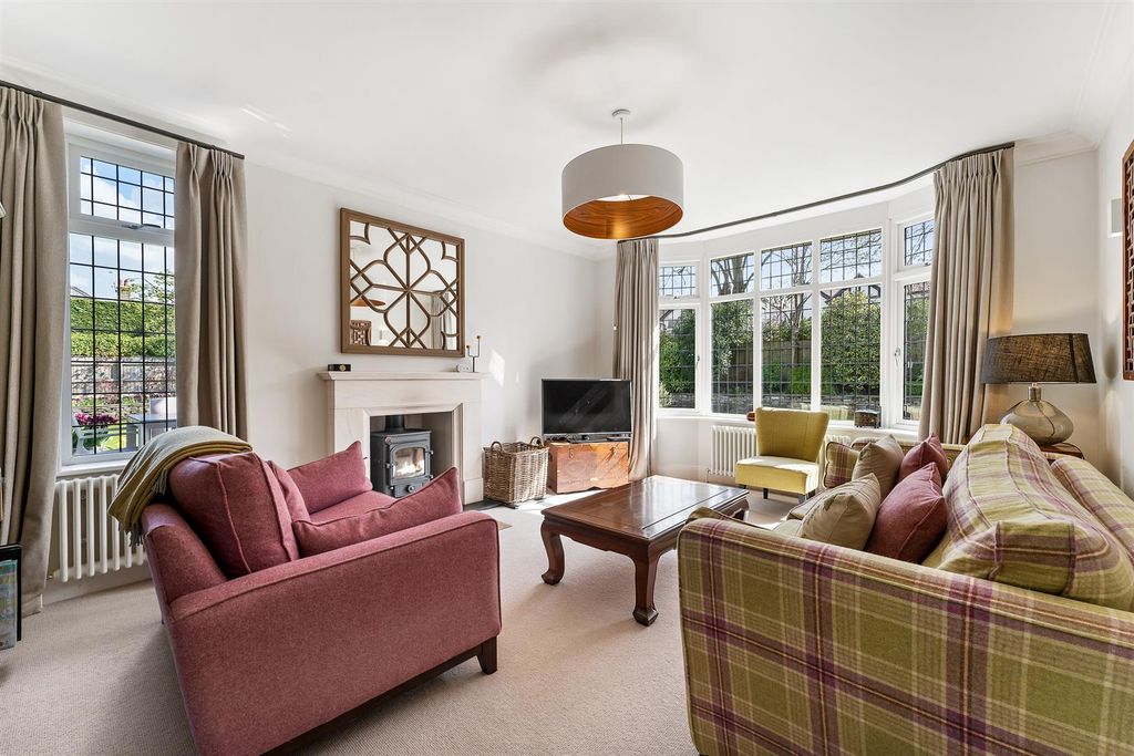 Property photo 2 of 51 Lounge