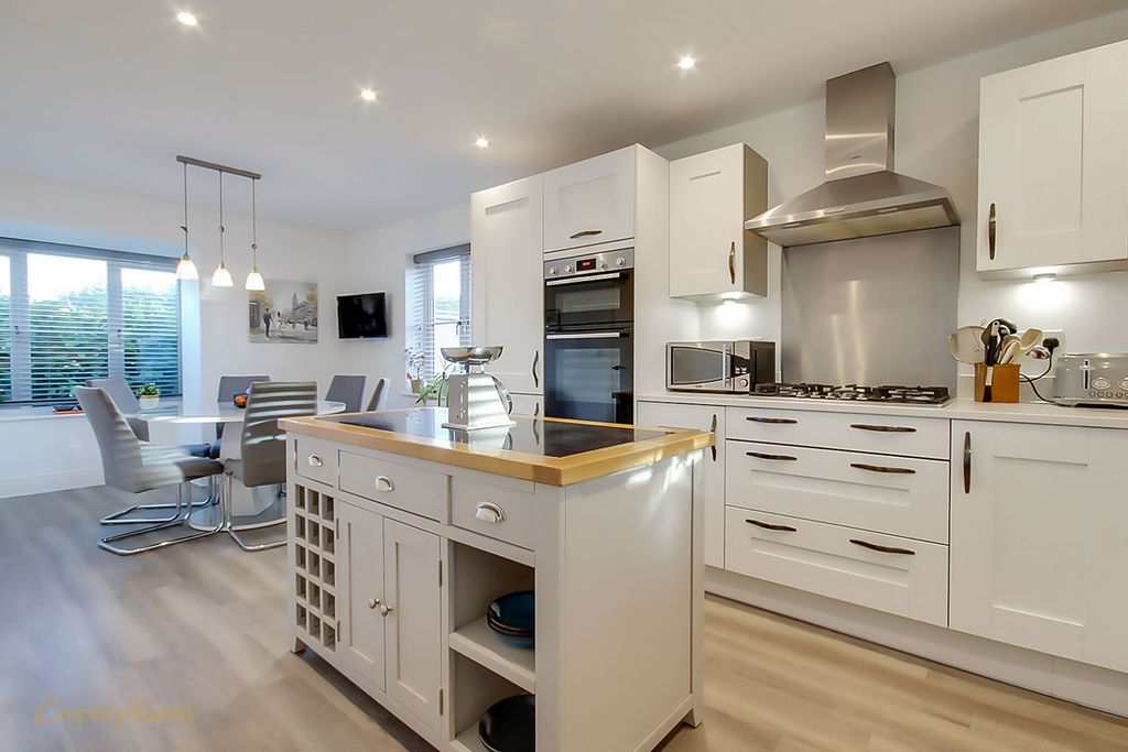 Property photo 2 of 20 Kitchen/Breakfast Room