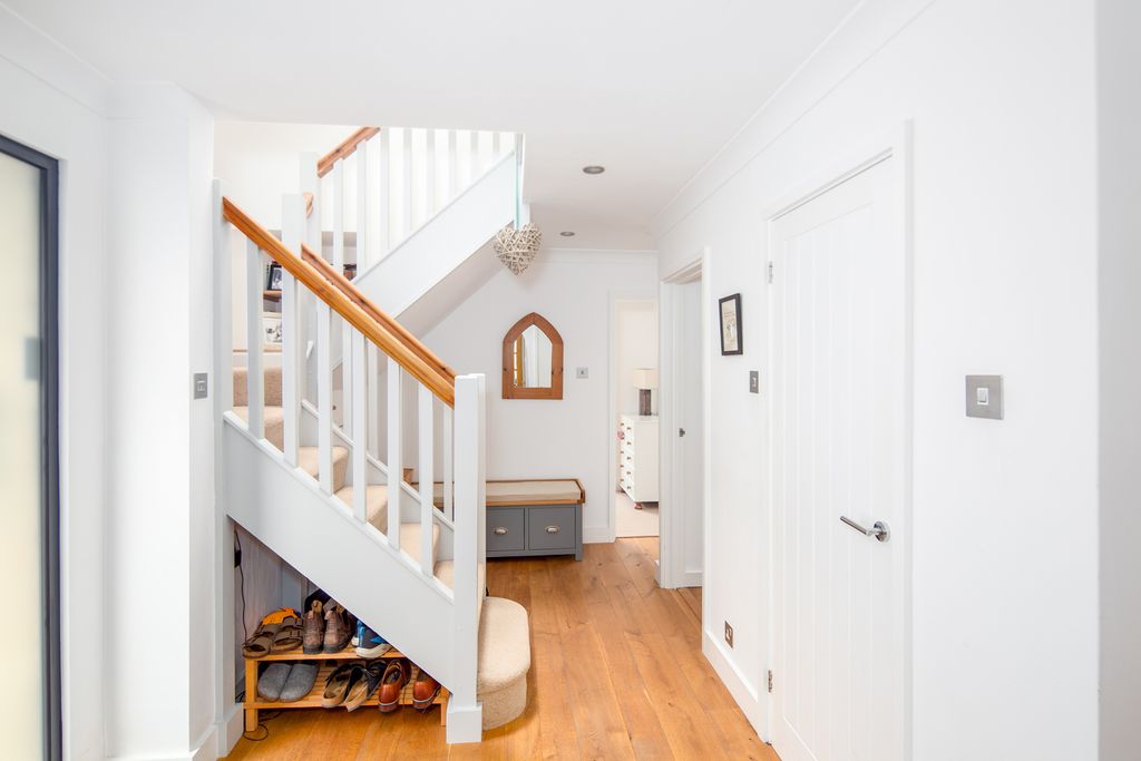 Property photo 3 of 39 Entrance Hall
