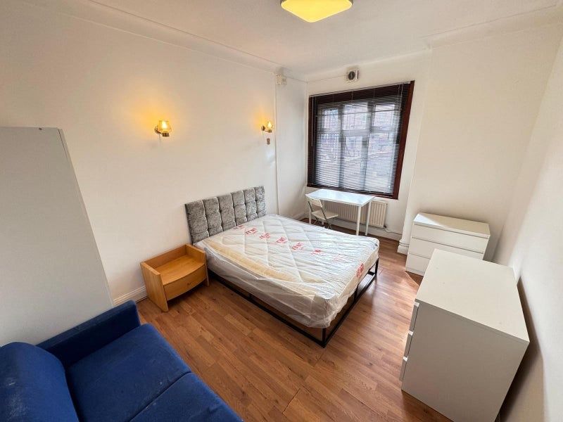 Property photo 3 of 8 A Bright And Tidy Double Bedroom Featuring A Comfo...