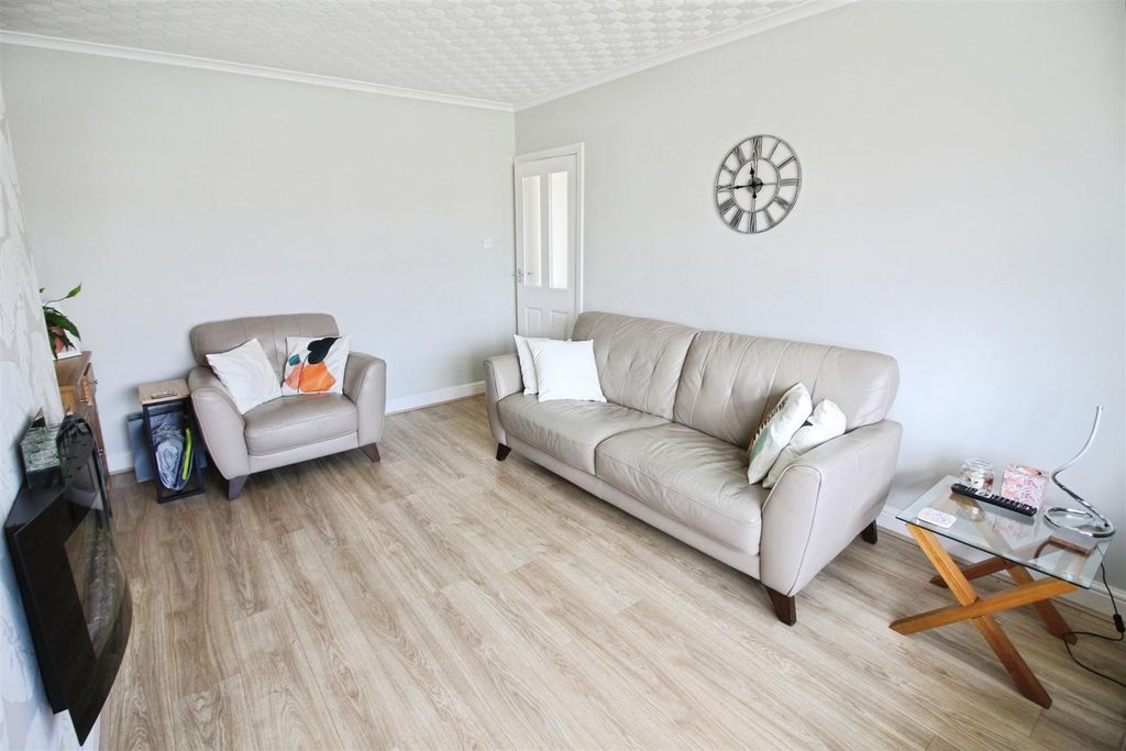 Property photo 3 of 16 Lounge