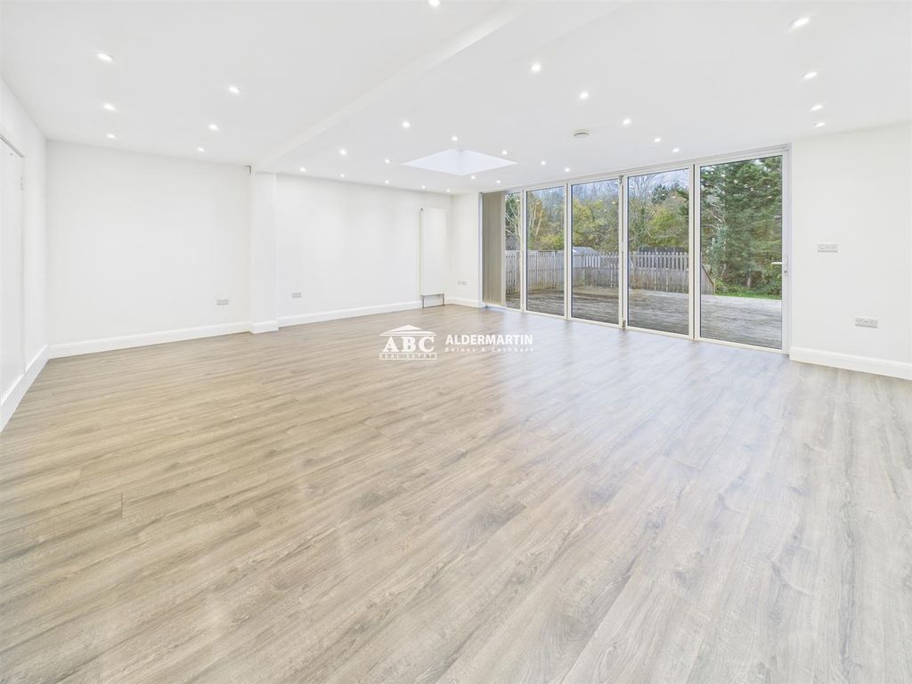 Property photo 2 of 24 Cam03827G0-Pr0106-Still006.Jpg