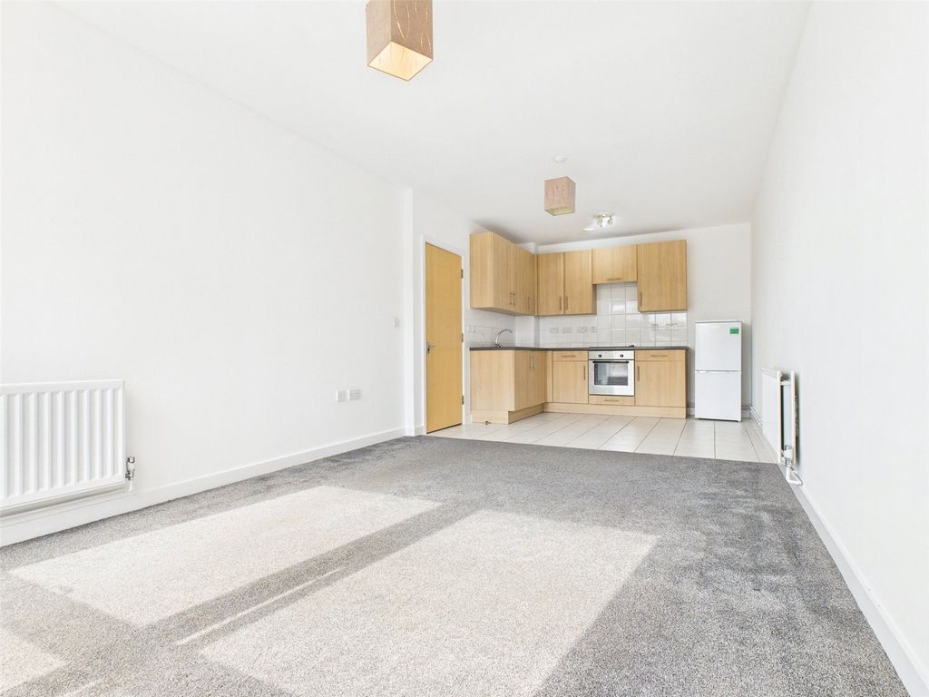 Property photo 1 of 18 Lounge & Kitchen