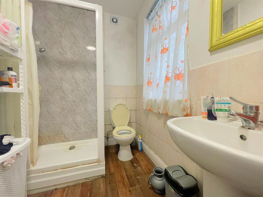 Property photo 2 of 9 Bathroom