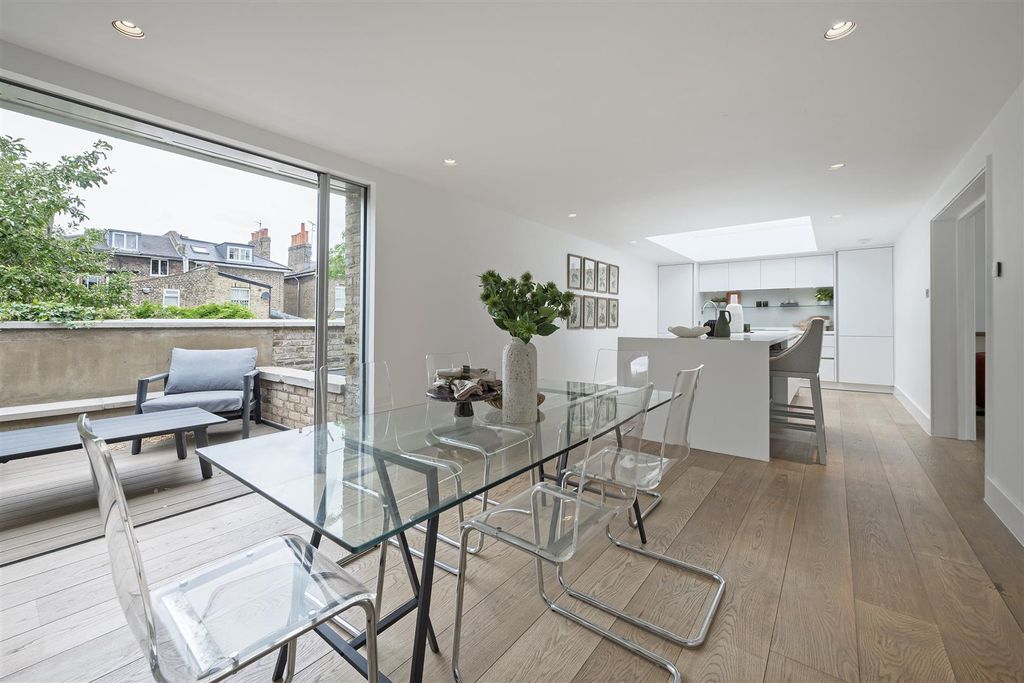 Property photo 2 of 15 Hyde Mews