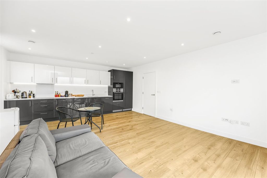 Property photo 2 of 21 3