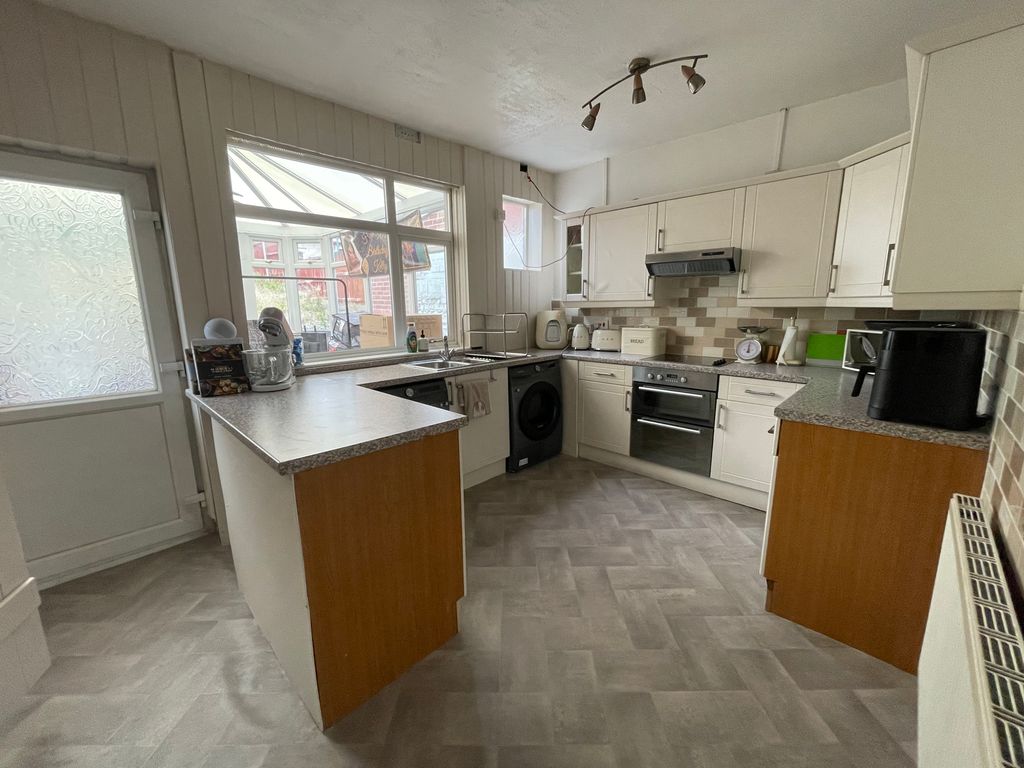 Property photo 3 of 8 Kitchen