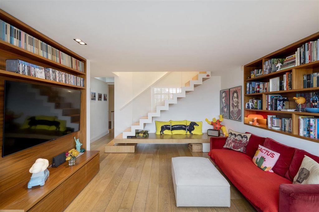 Property photo 3 of 23 Maskells-F13 Airlie Gardens-16_Hi.Jpg