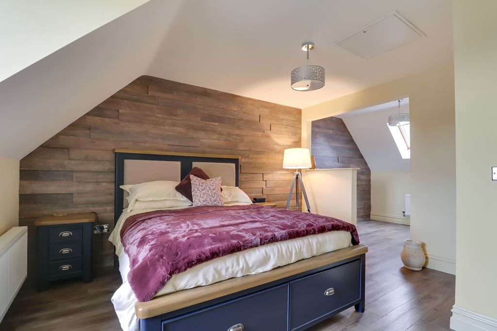 Property photo 2 of 15 Bedroom