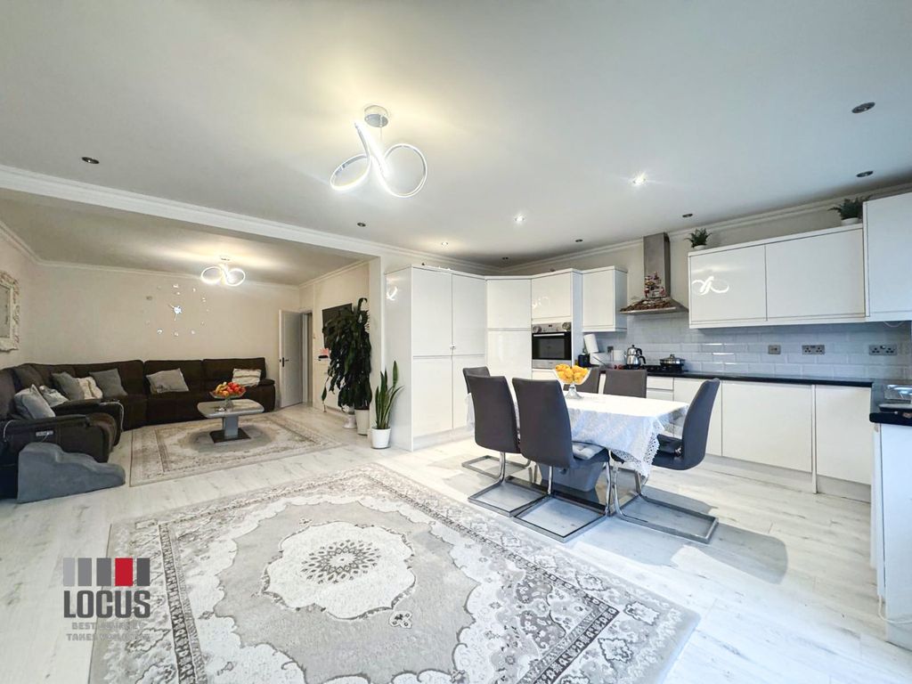 Property photo 1 of 10 Photo 3