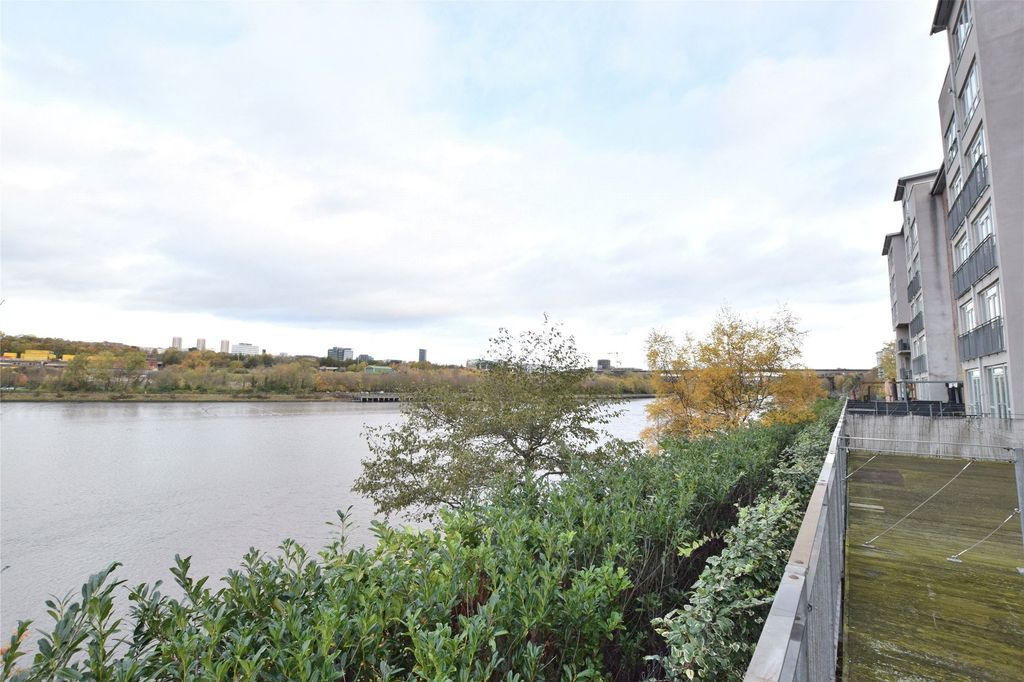 Property photo 3 of 7 Terrace