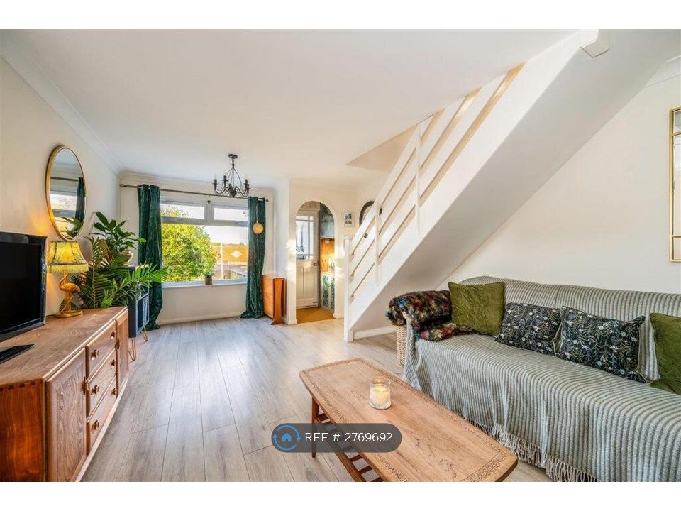 Property photo 2 of 12 Spacious Bright Lounge