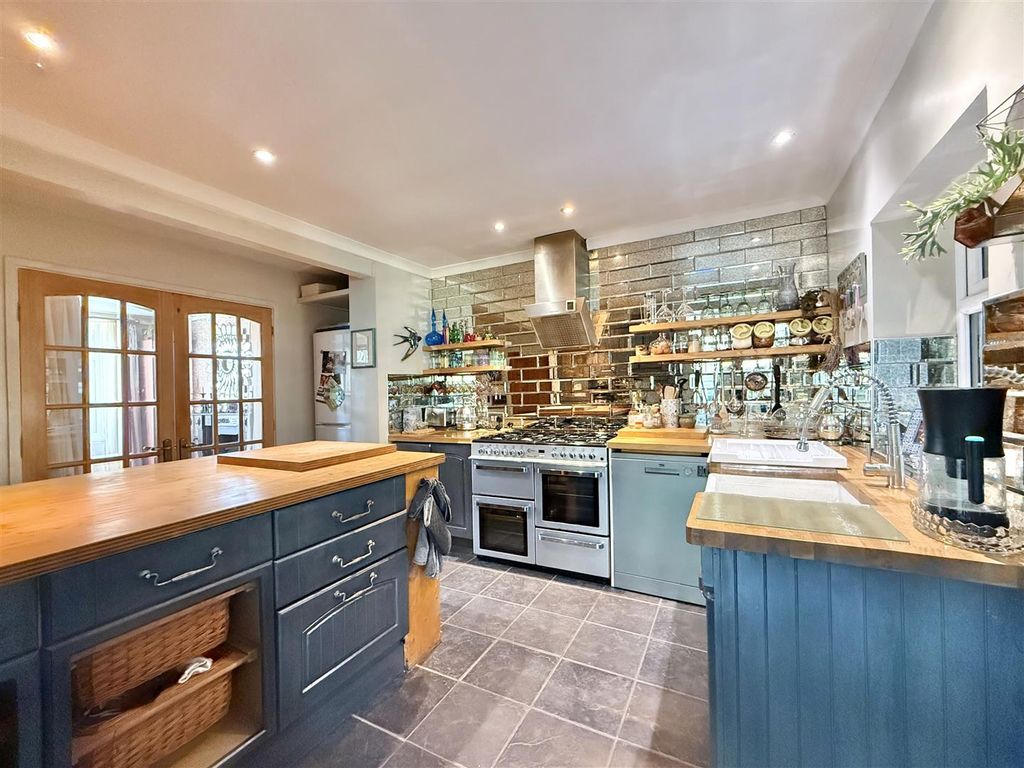 Property photo 3 of 34 Coombe Bank Lodge Kitchen.Jpg