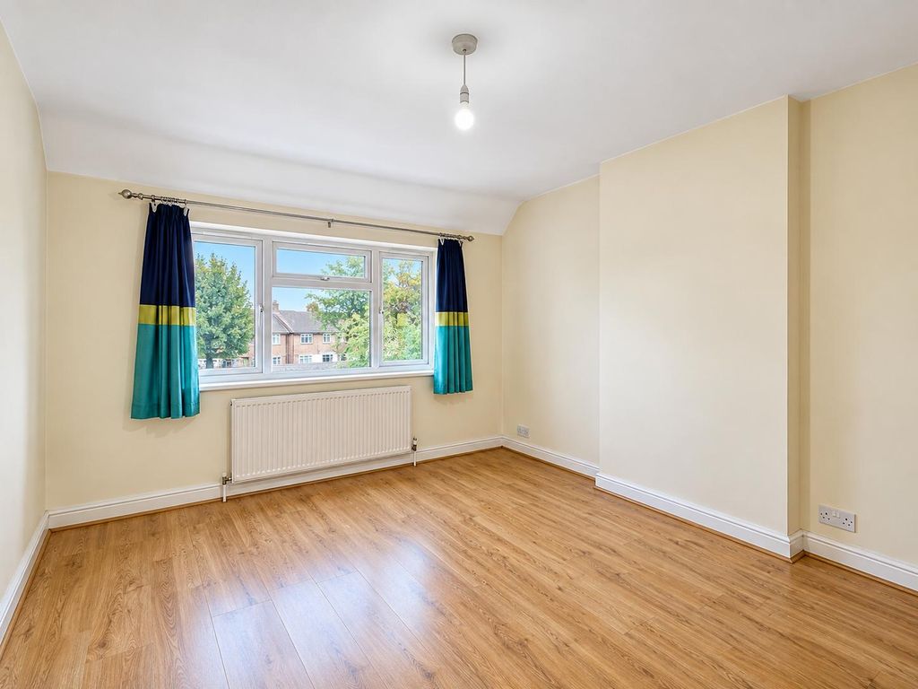 Property photo 3 of 12 Ennismore Avenue, Greenford, Ub6 (7)