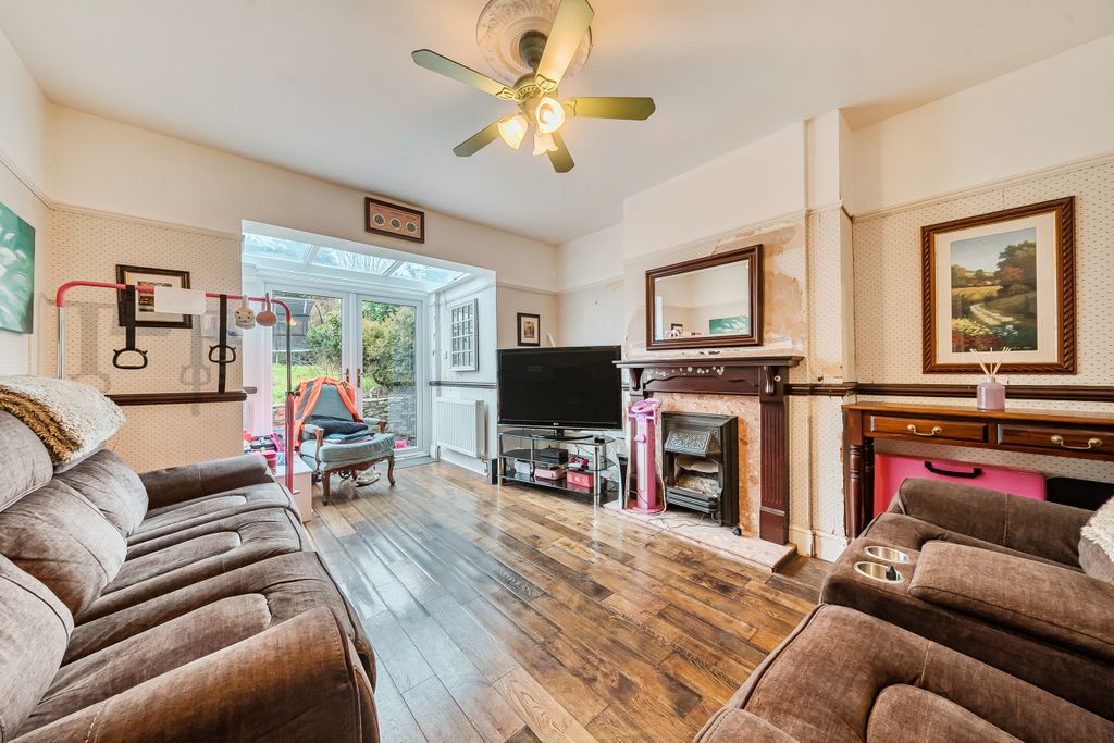 Property photo 1 of 19 Living Space