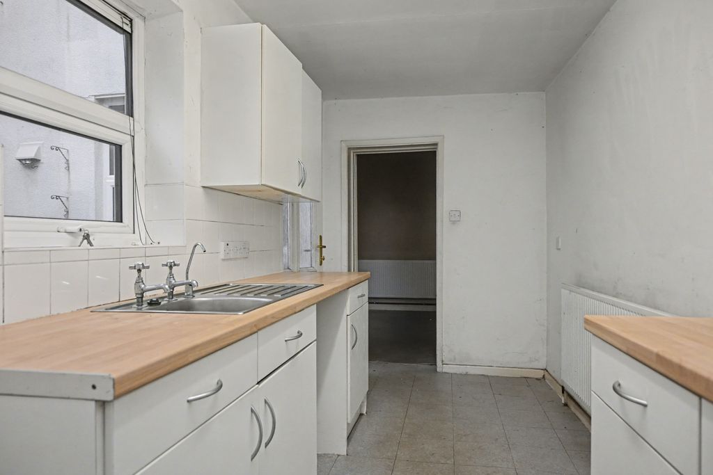 Property photo 3 of 17 23 Warrenhouse Road, Brighton-Le-Sand, Liverpool L22 6Qn