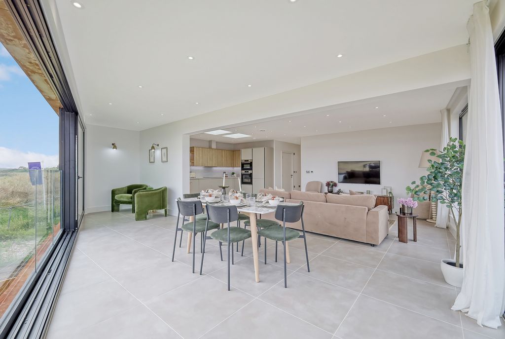 Property photo 2 of 36 Gallery