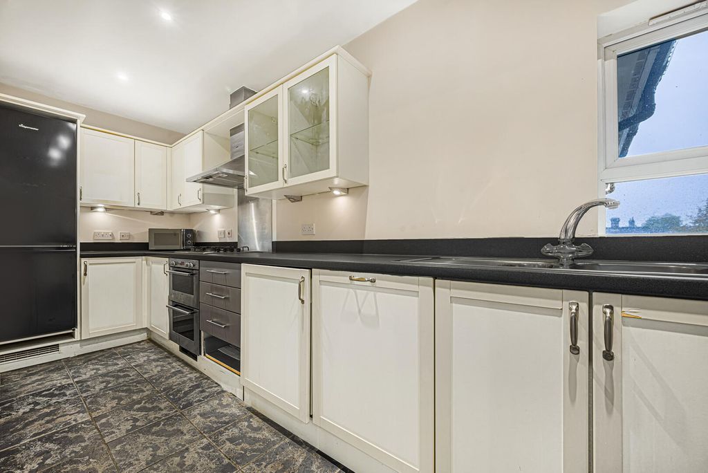 Property photo 3 of 11 Kitchen