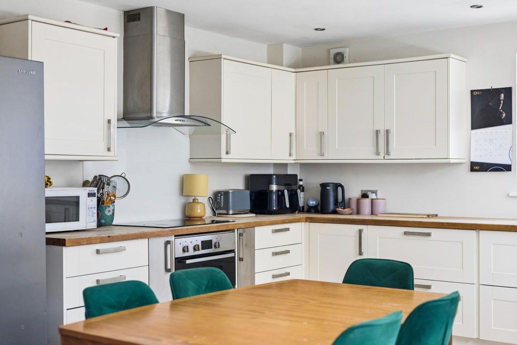 Property photo 3 of 18 Kitchen