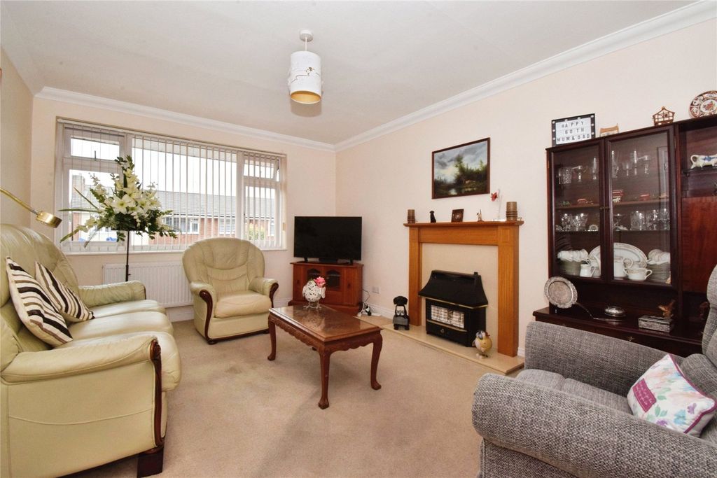 Property photo 2 of 18 Lounge