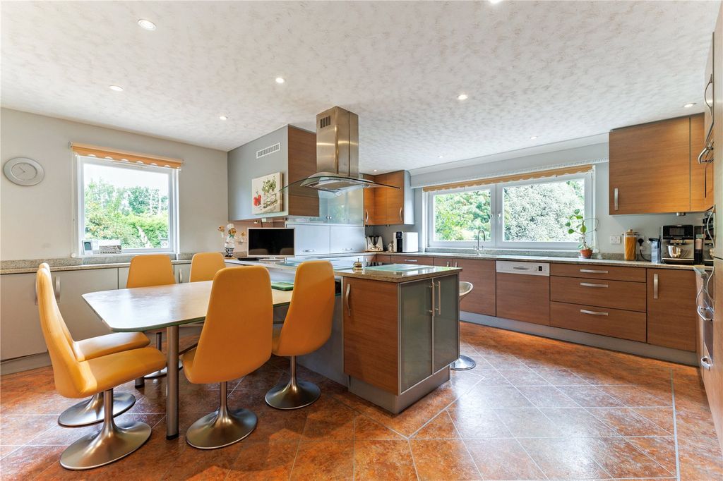 Property photo 3 of 21 Kitchen/Breakfast