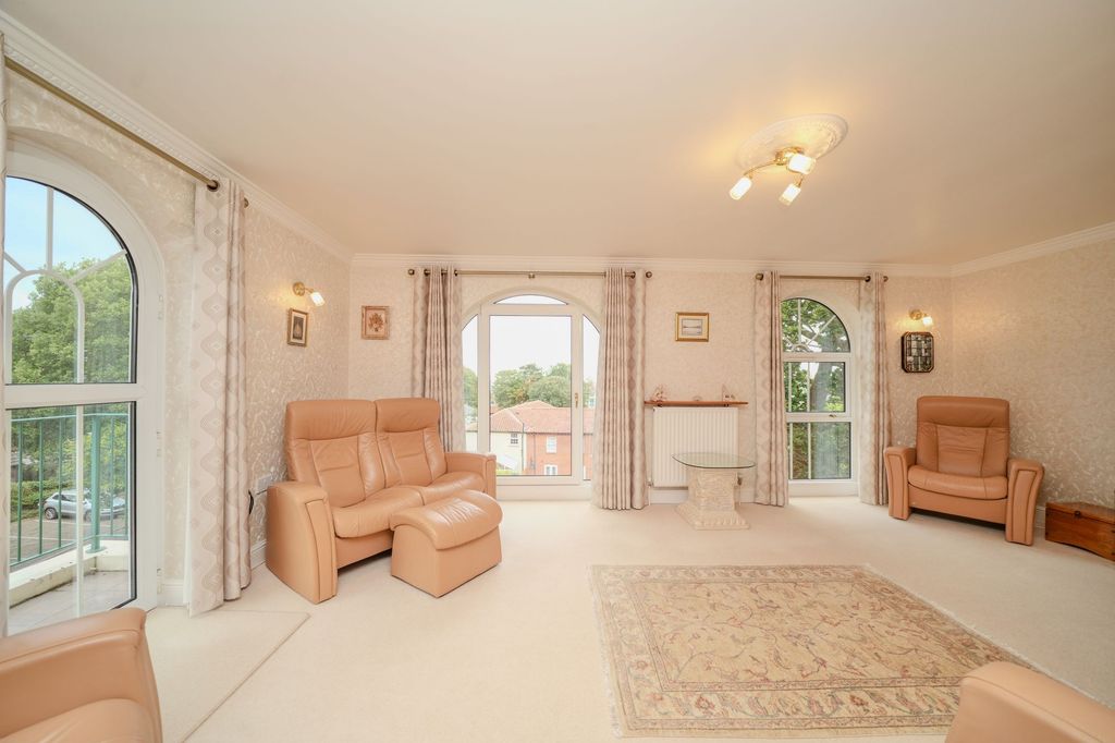 Property photo 2 of 31
