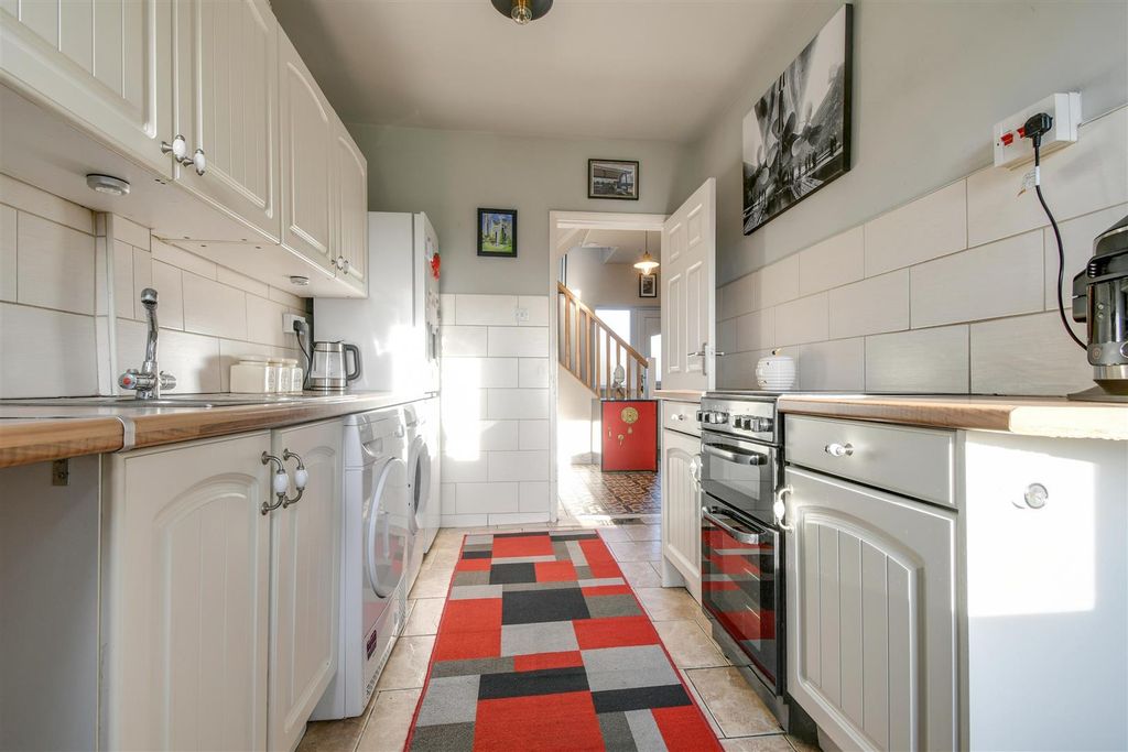 Property photo 3 of 31 Kitchen