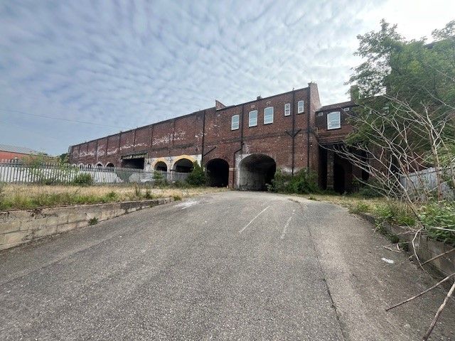 Property photo 1 of 2 The Front Of An Arch.
