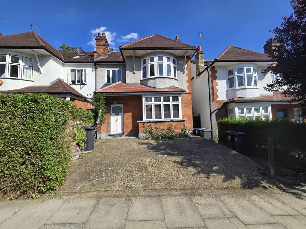 Property photo 1 of 17 A Great Size 5 Bedroom, Loft Extended Family Home