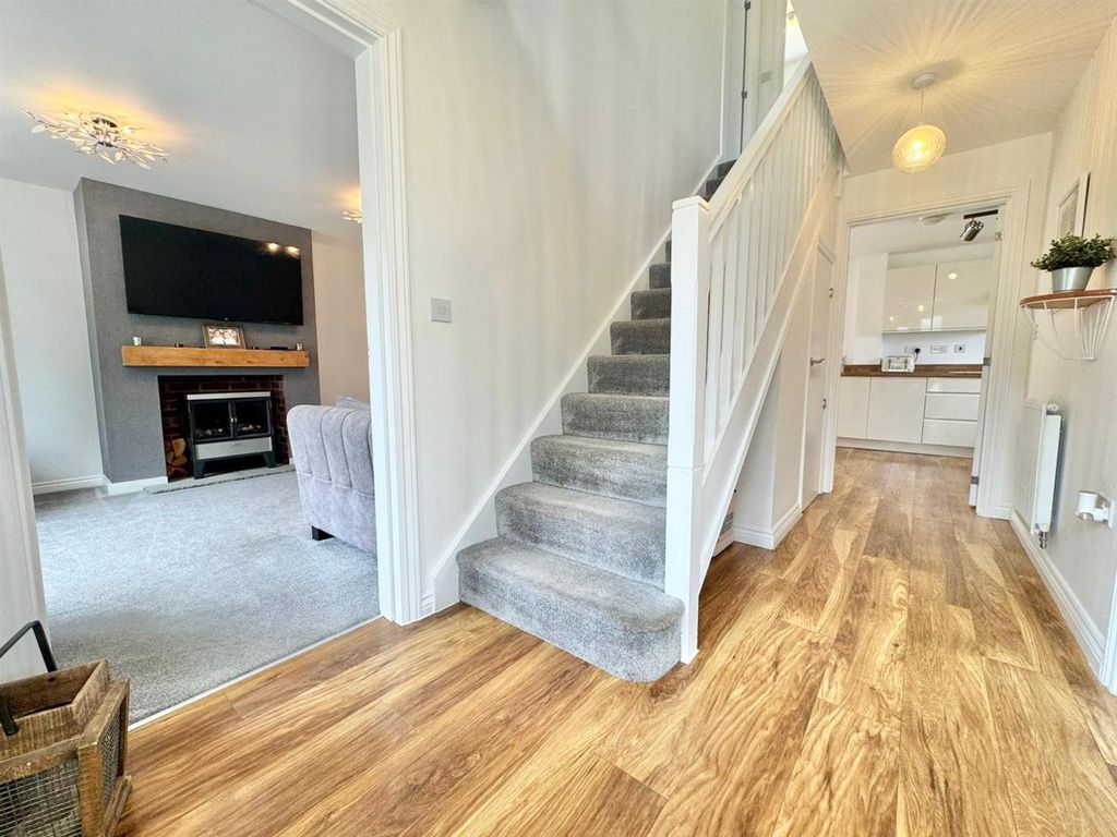 Property photo 2 of 17 Entrance Hall