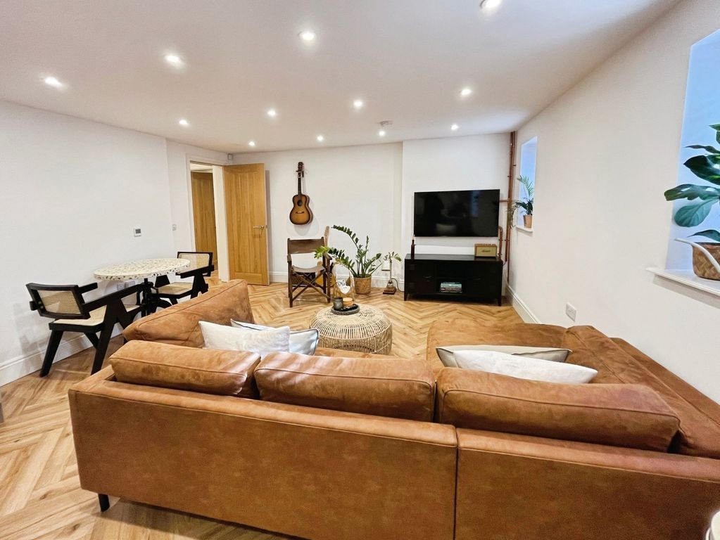 Property photo 3 of 21 Picture 3