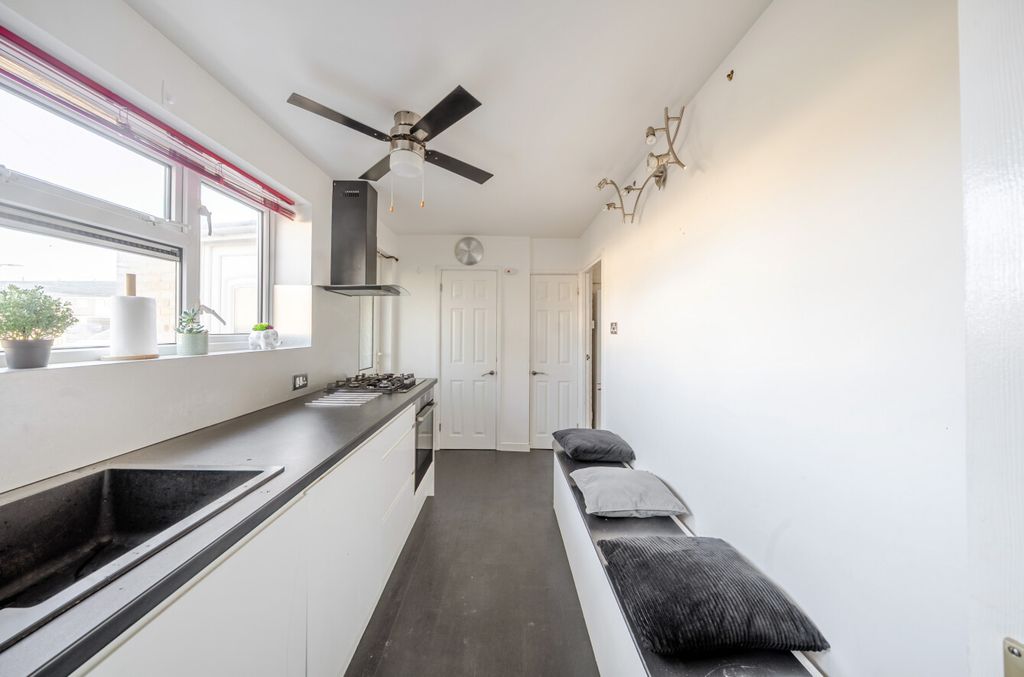 Property photo 3 of 14 1381125-18-691Af9...