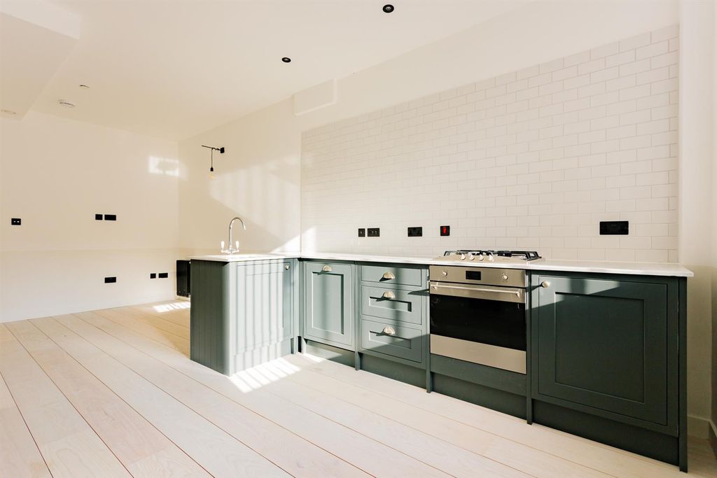 Property photo 3 of 15 1920Px_Mb_Number 20_Fonthill Mews_03.Jpg