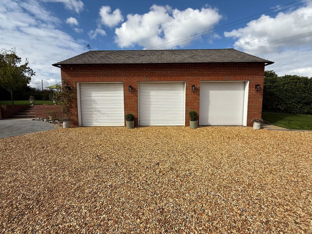 Property photo 2 of 34