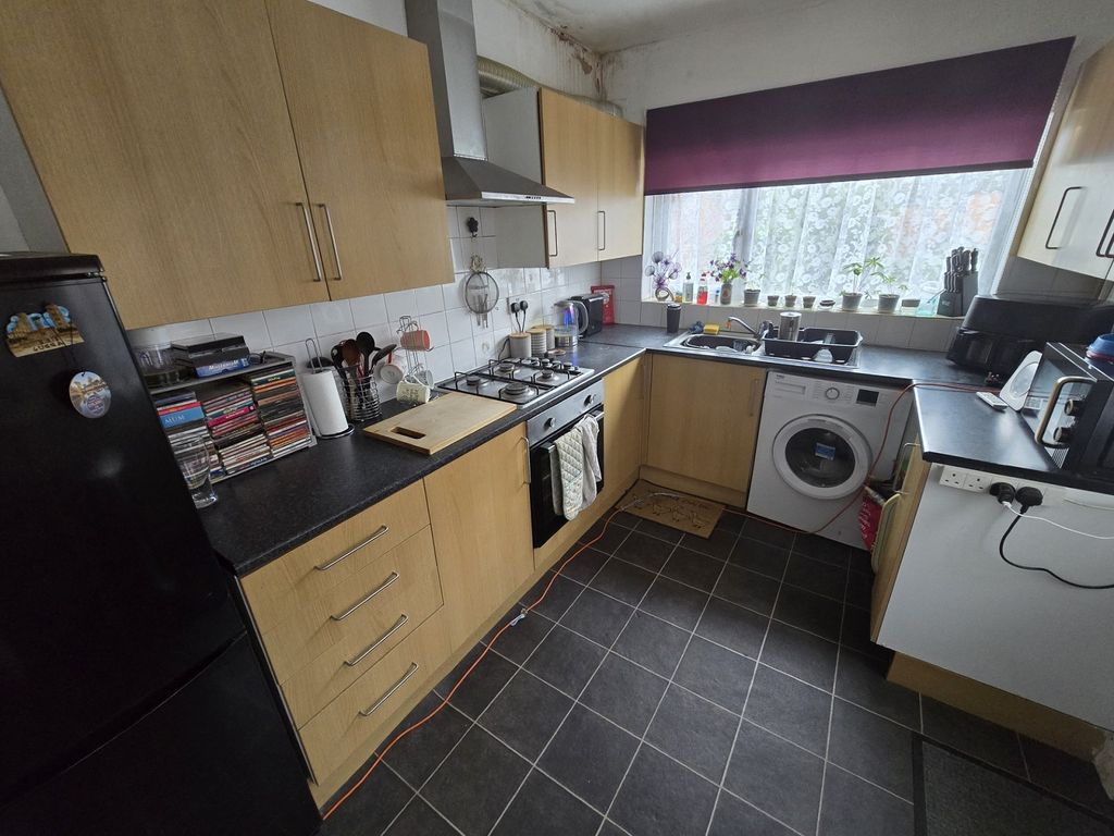 Property photo 2 of 7 Kitchen