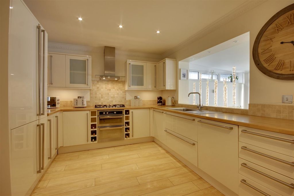 Property photo 2 of 18 Kitchen Area