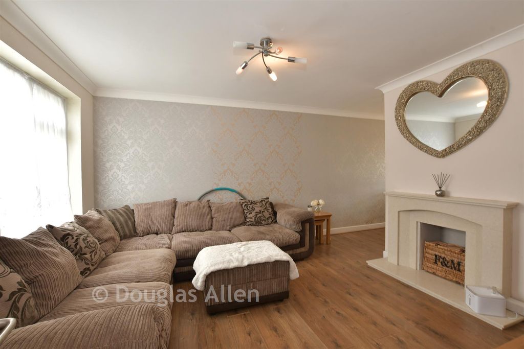Property photo 1 of 12 Lounge
