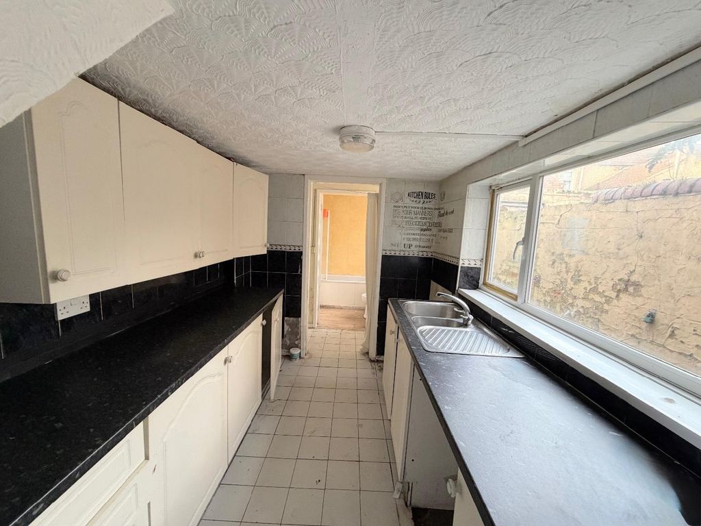 Property photo 3 of 5 Kitchen